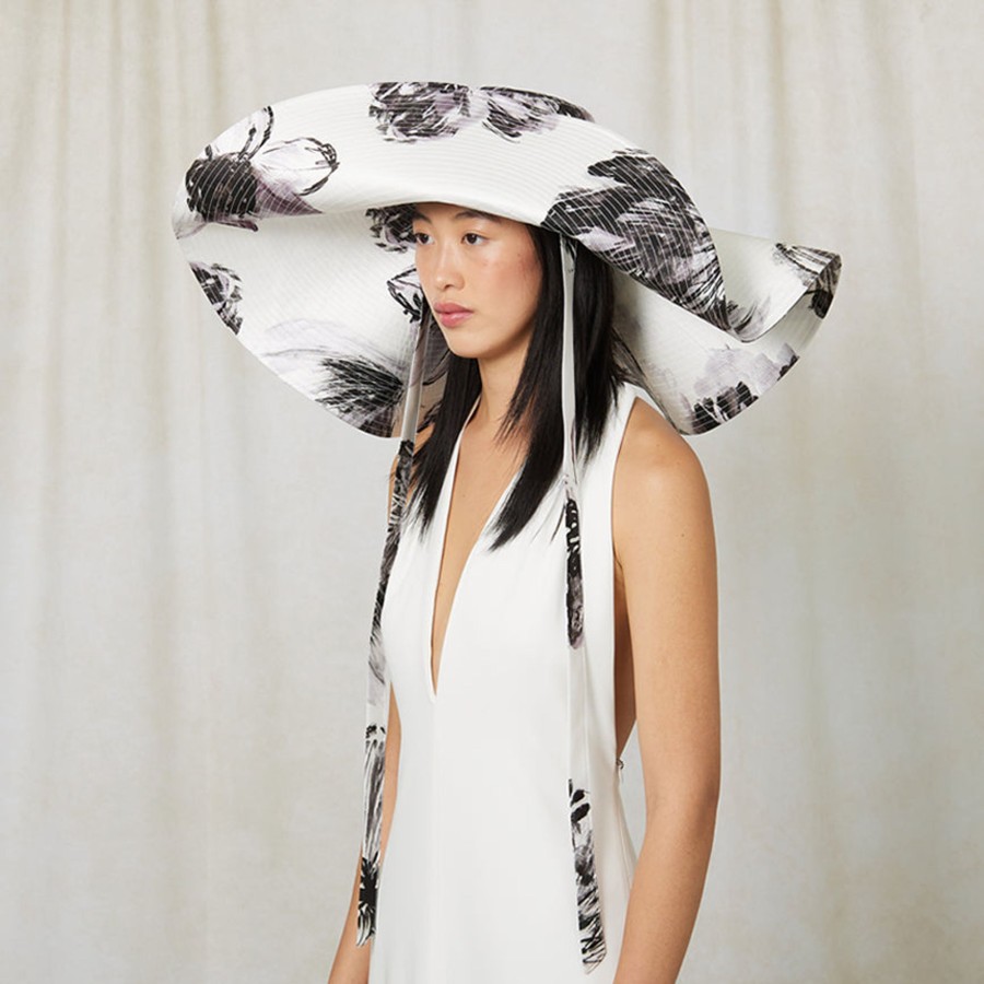 Hot Giselle In White/Black Sunhat